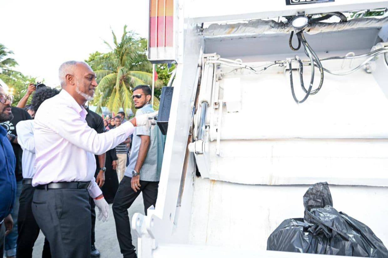 ރައީސުލްޖުމްހޫރިއްޔާ ޑރ. މުޙައްމަދު މުޢިއްޒު ހިންމަފުށީގައި ވެމްކޯގެ ޚިދުމަތް ރަސްމީކޮށް ފައްޓަވައިދެއްވުން. / ފޮޓޯ: ރައީސް އޮފީސް