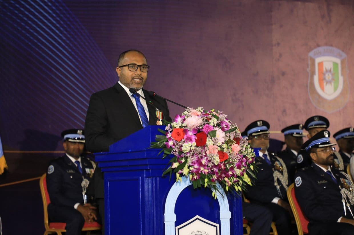 ފުލުހުންގެ 37 ވަނަ އަސާސީ ތަމްރީނު ކޯހުގެ ދަސްވެނިވުމުގެ ރަސްމިއްޔާތުގައި ދާޚިލީ ސަލާމަތާއި ފަންނިއްޔަތާއި ބެހޭ ވަޒީރު އަލީ އިހުސާން ވާހަކަދައްކަވަނީ. / ފޮޓޯ: ފުލުހުން