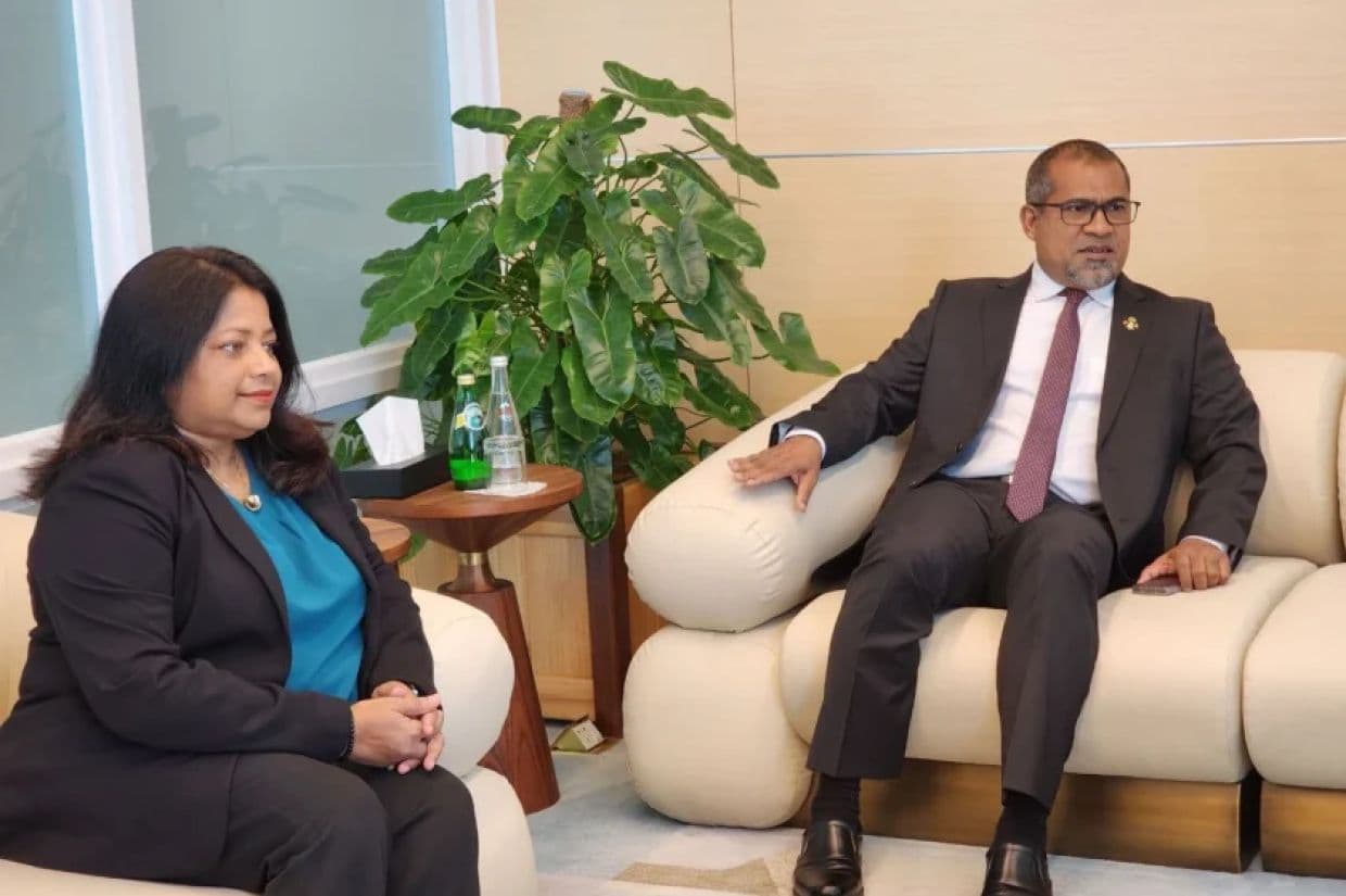 ފޮރިން މިނިސްޓަރު ޑރ. ޢަބްދުﷲ ޚަލީލާއި، ސެކްރެޓަރީ، ބައިލެޓަރަލް، ޑރ. ހާލާ ހަމީދު. / ފޮޓޯ: ފޮރިން މިނިސްޓްރީ