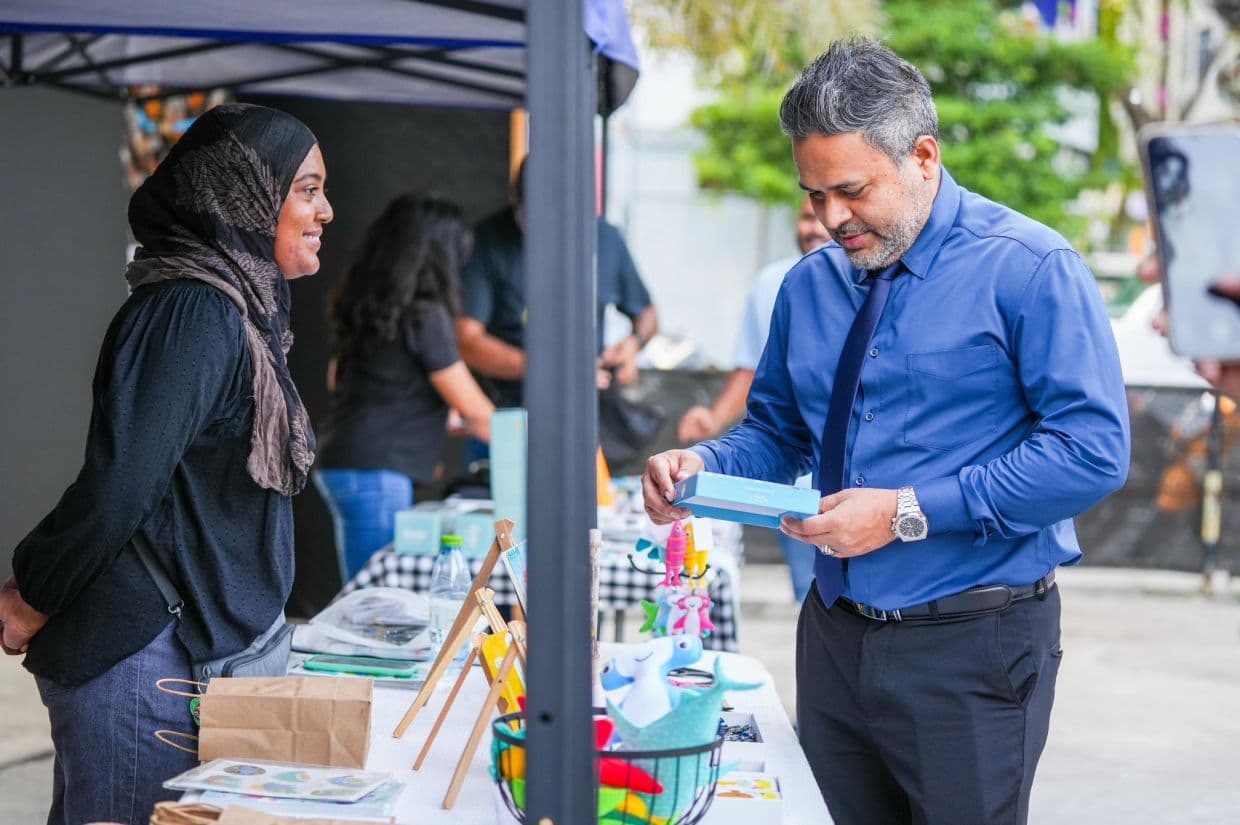 މިނިސްޓަރ ޝިޔާމް، މަސްވެރިންގެ ދުވަހާއި ގުޅިގެން ބޭއްވި ކުޑަކުދިންގެ ހަވީރުގައި. / ފޮޓޯ: ފިޝަރީޒް މިނިސްޓްރީ