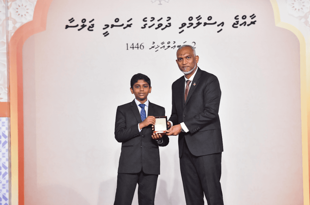 ޤުރުއާން ހިތުދަސްކުރައްވައިގެން މިއަހަރު ސަނަދު ހާސިލުކުރެއްވި 28 ޙާފިޡުންނަށް ރައީސުލްޖުމްހޫރިއްޔާ، މެޑަލް ދެއްވައިފި