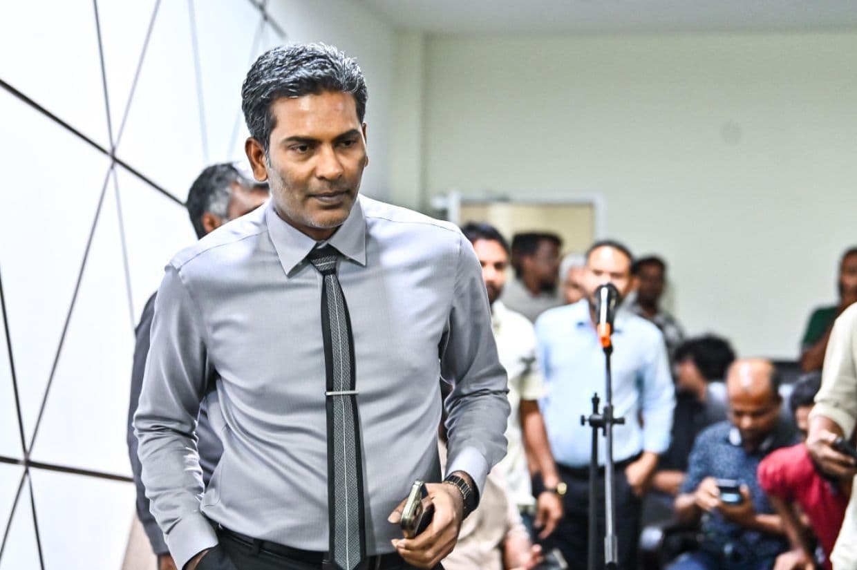 ފަޒުލް ރަޝީދު. ރިލެކްސް ފެރީ ސާވިސް އިން ބުނީ ފަޒުލް އަށް 1.4 މިލިއަން ރުފިޔާގެ ނަގުދު ފައިސާ ދީފައިވާނެ ކަމަށް.