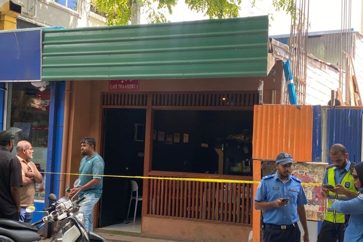 މާރާމާރީ ހިންގި ކެފޭ ކައިރީގައި ފުލުހުން ޙަރަކާތްތެރިވަނީ. ފޮޓޯ: މިހާރު