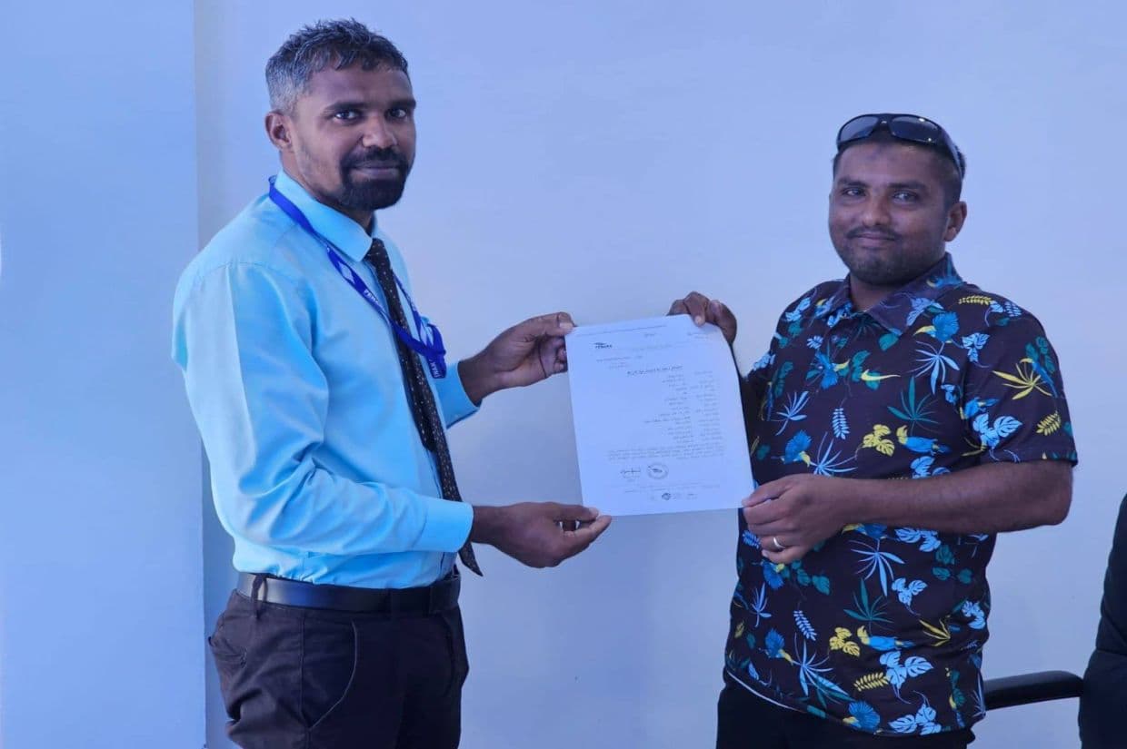 އިހުސާނަށް ވަޒީފާ ހަމަޖެއްސި ކަމުގެ ލިޔުން ދެނީ.