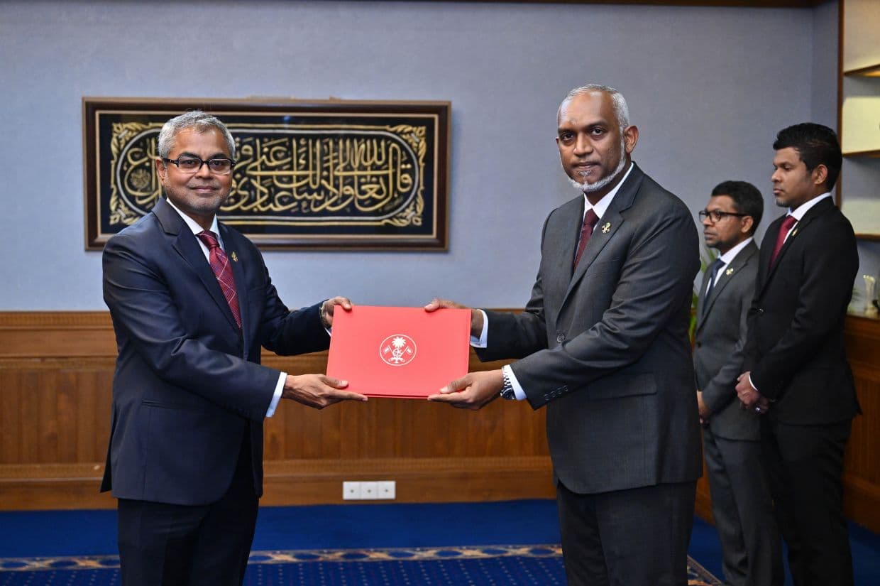 ރައީސް ޑރ. މުޢިއްޒު މިނިސްޓަރު ޠޯރިޤް އަށް މަޤަމުގެ ފަތްކޮޅު ޙަވާލުކުރައްވަނީ.