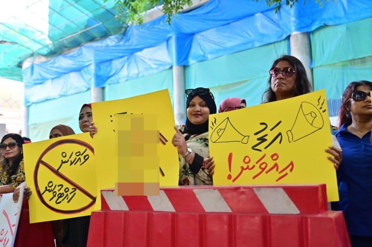 ޖަލްސާ އަޑުއެހުމަށް ކަމަށް ބުނެ ހަމަޖެހުން ނަގައިލުމަށް އެމްޑީޕީން މަޖިލިސް ދޮށަށް ފޮނުވާފައިވާ ބައެއް އެކްޓިވިސްޓުން / ފޮޓޯ: ސޯޝަލް މީޑިއާ