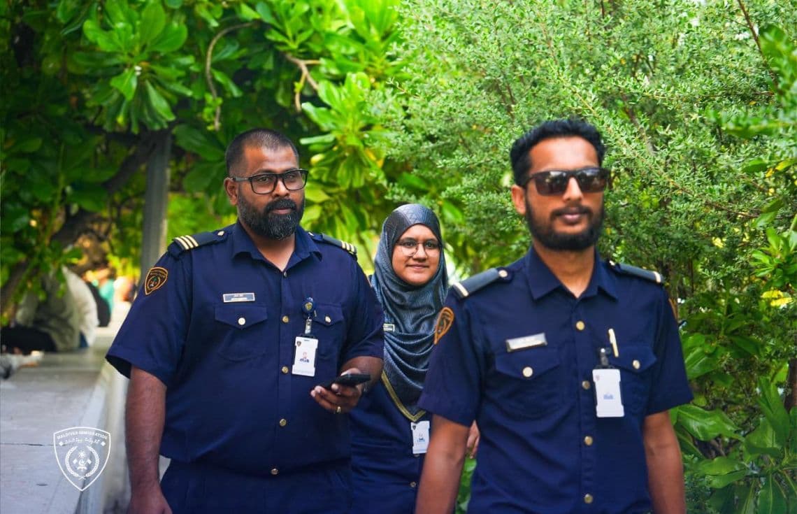 އިމިގްރޭޝަން އޮފިސަރުންތަކެއް ޤަވާޢިދާއި ޚިލާފަށް އުޅޭ ބިދޭސީން ހޯދުމަށް ކުރިޔަށް ގެންދިޔަ އޮޕަރޭޝަނެއްގެ ތެރެއިން: މިހާތަނަށް 6076 ބިދޭސީން ވަނީ ޑީޕޯޓް ކޮށްފައި. / ފޮޓޯ: އިމިގްރޭޝަން.