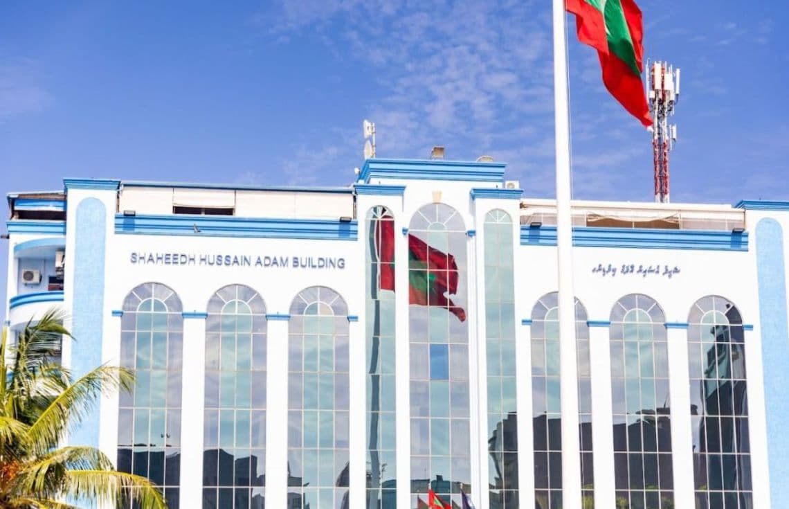 ޟަހީދު ޙުސައިން އާދަމް ބިލްޑިންގ: ހުޅުމާލެ ޕޮލިހުގައި ހުއްޓާ މީހަކަށް ސްޓްރޯކެއް ޖެހުނު މައްސަލަ ބަލަނީ.