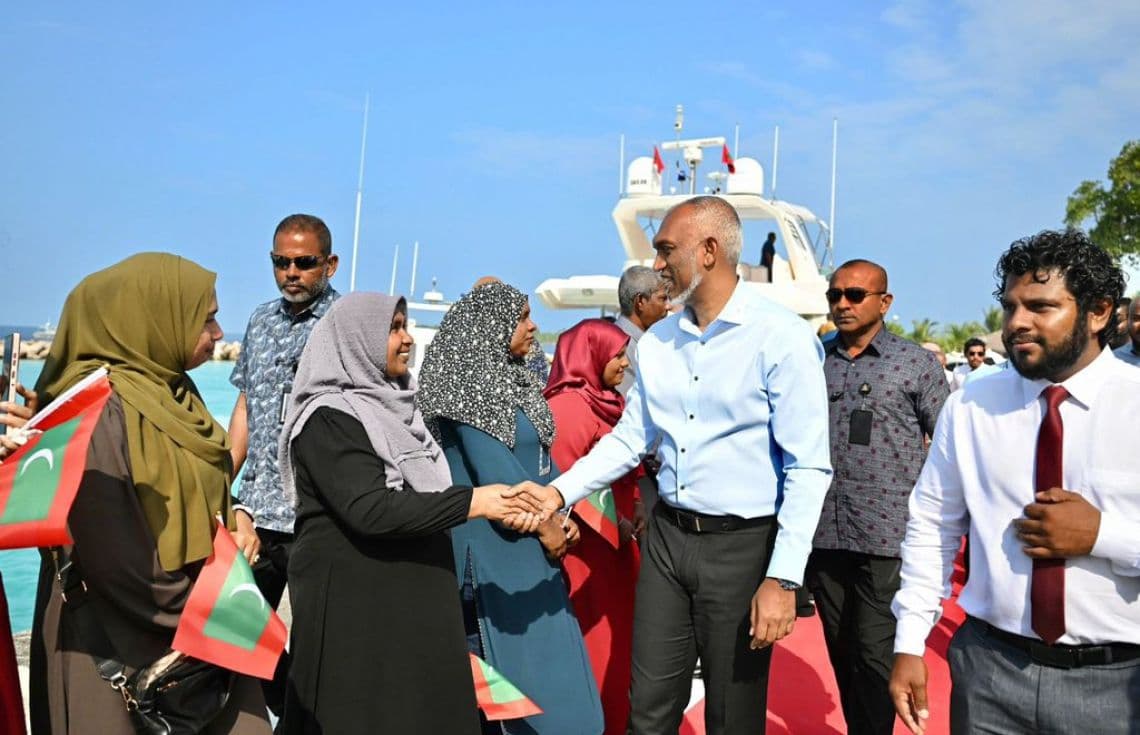 ރައީސް އަތޮޅުތަކަށް ވަޑައިގެންނެވި ސިލްސިލާ ދަތުރުފުޅުތަކުގެ ތެރެއިން.