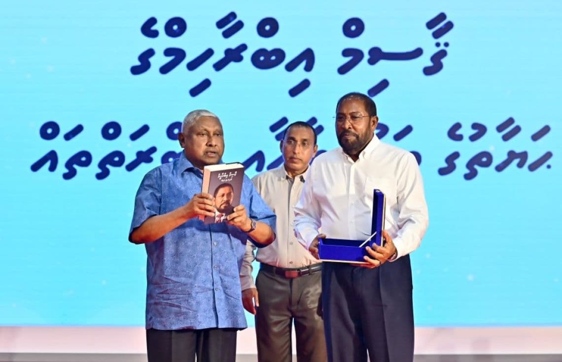 ޤާސިމް އިބްރާޙީމްގެ ހަޔާތުނާމާ ފޮތް ނެރުން: ޤާސިމް އިބްރާޙީމް (ކ)، ފޮތުގެ މުޞައްނިފް މުޙައްމަދު ޖަމީލް (މ) އަދި ޝަރަފުވެރި މެހުމާނު އިލްޔާސް އިބްރާޙީމް (ވ) / ފޮޓޯ: ކިއު ޓީމް.