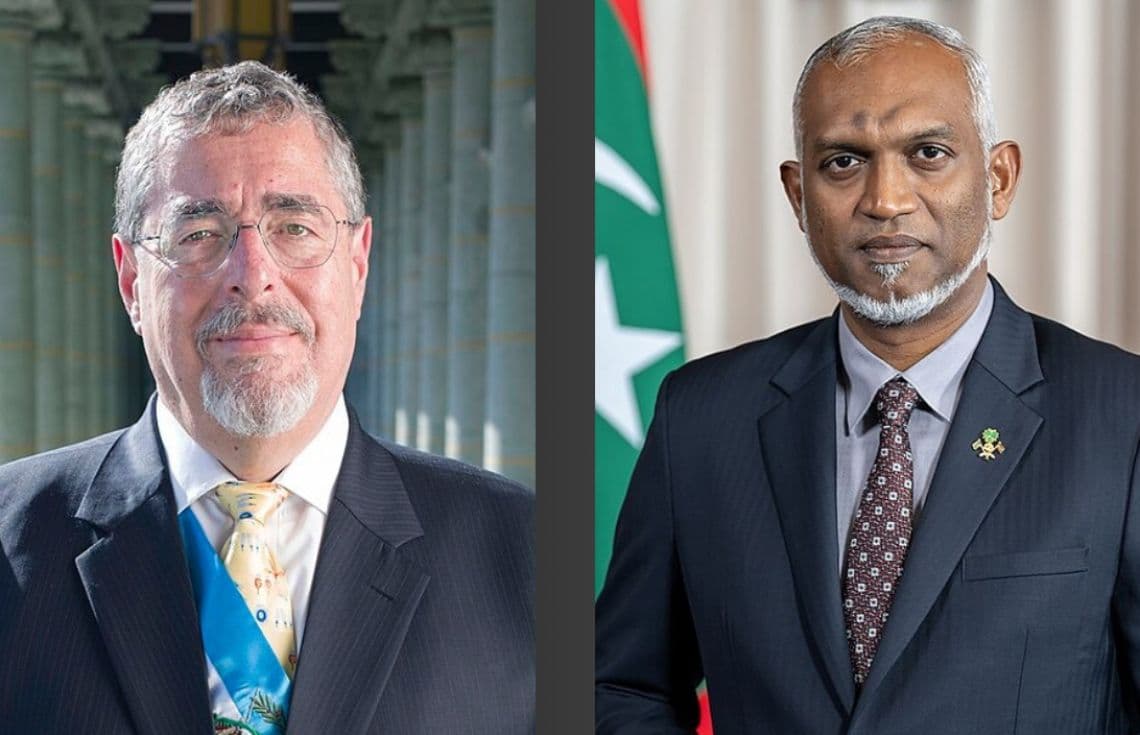 ރައީސުލްޖުމްހޫރިއްޔާ ޑރ. މުޙައްމަދު މުޢިއްޒު، އަދި ގުއަޓެމާލާގެ ރައީސް ސެސަރ ބަރނާޑޯ އަރޭވަލޯ ޑެ ލެއޯން.