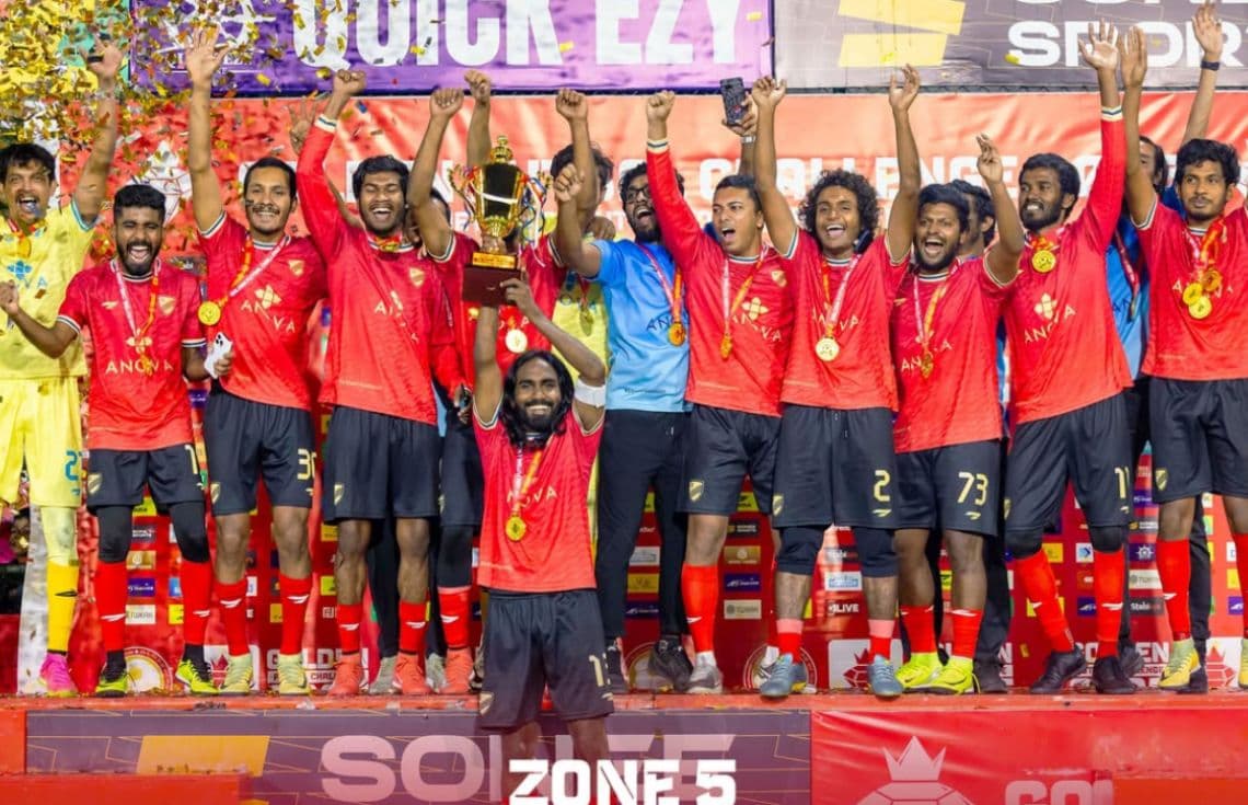 ކުޑަހުވަދޫ ޓީމުން ތައްޓާއެކު އުފާ ފާޅުކުރަނީ.