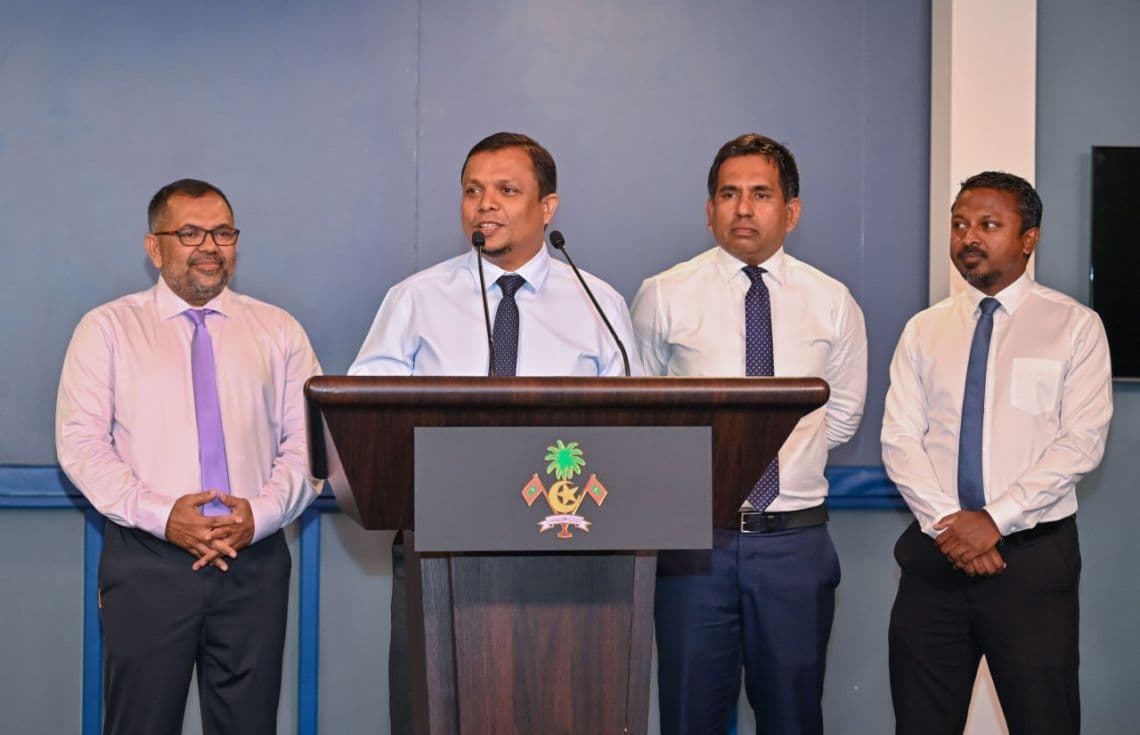 ރައީސް އޮފީހުގައި މީގެ ކުރިން ބޭއްވި ނޫސްވެރިންގެ ބައްދަލުވުމެއްގައި އޭރުގެ ފިނޭންސް މިނިސްޓަރު ޑރ. ޝަފީޤް ވާހަކަފުޅު ދައްކަވަނީ.