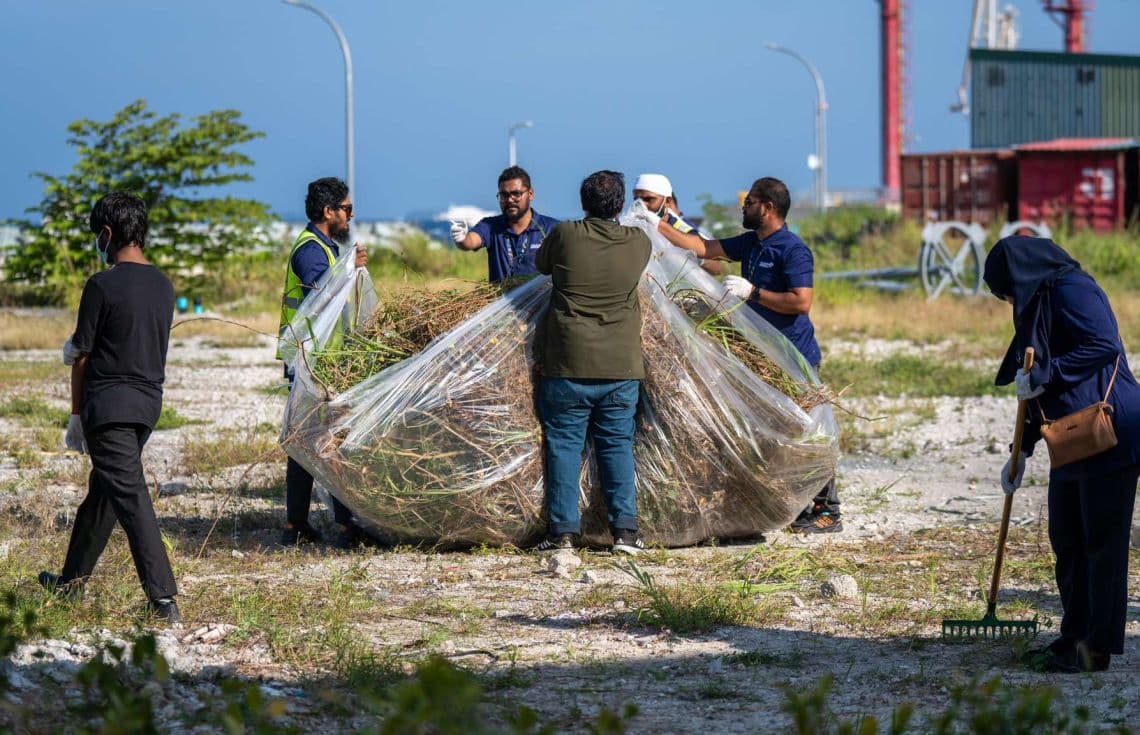 އެމްއޭސީއެލްއިން އެއާޕޯޓު ސަރަހައްދު ސާފުކުރުމުގެ ތެރެއިން/ ފޮޓޯ: އެމްއޭސީއެލް
