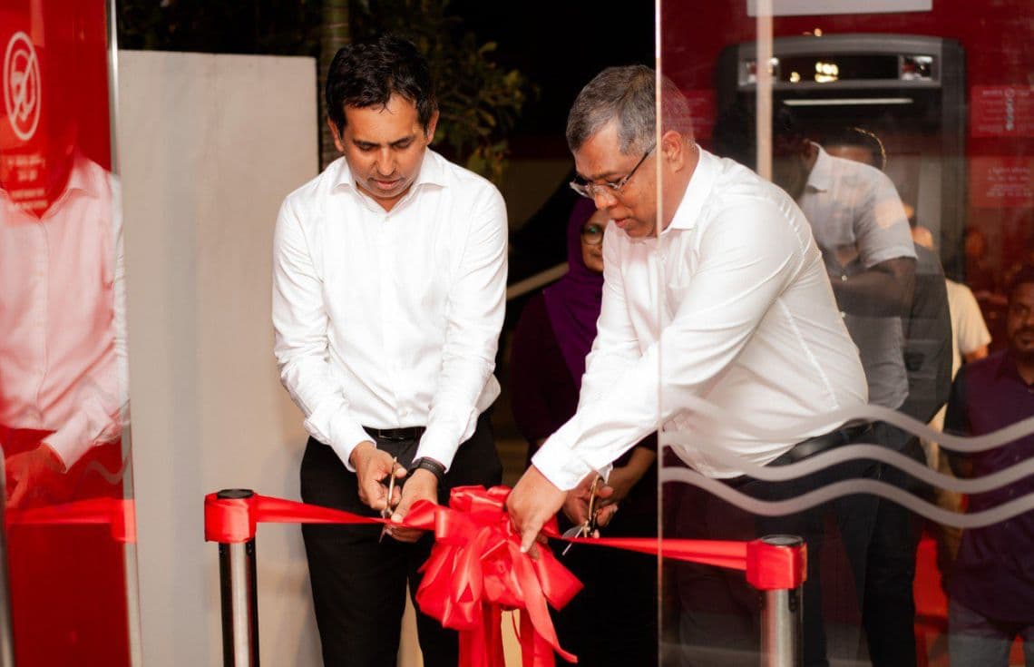 އައްޑޫގައި ޑޮލަރު އޭޓީއެމްގެ ޚިދުމަތް ތަޢާރަފްކުރުން. / ފޮޓޯ: ބީއެމްއެލް