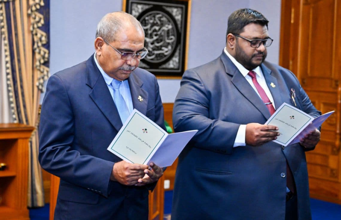 މުހައްމަދު ޒާހިދު އަދި އަބްދުއްރަހްމާން ސޮލާހު ރަޝީދު. / ފޮޓޯ: ރައީސް އޮފީސް