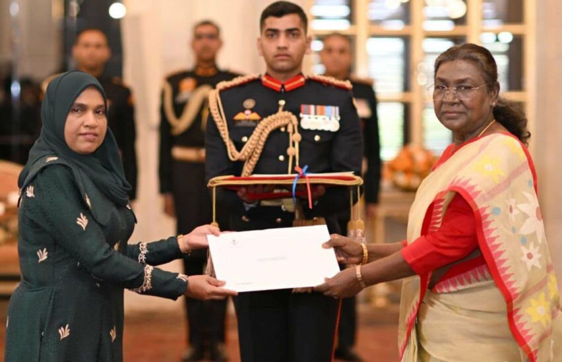 އަޒީމާގެ ސަފީރުކަމުގެ ފަތްކޮޅު އިންޑިއާގެ ރައީސާއަށް އެރުވުން. / ފޮޓޯ: ފޮރިން މިނިސްޓްރީ