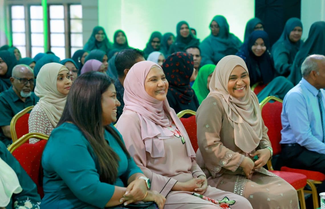 އިސްރަށްވެހިންގެ ނާދީއަށް އެއް އަހަރު ފުރުމުގެ ޙަފްލާގެ ތެރެއިން ރައީސުލްޖުމްހުރިއްޔާގެ އަނބިކަނބަލުން މެޑަމް ސާޖިދާ އަދި ވަޒީރު ޑރ. ޢާއިޝަތު ޝިހާމް. / ފޮޓޯ: ވުޒާރާ