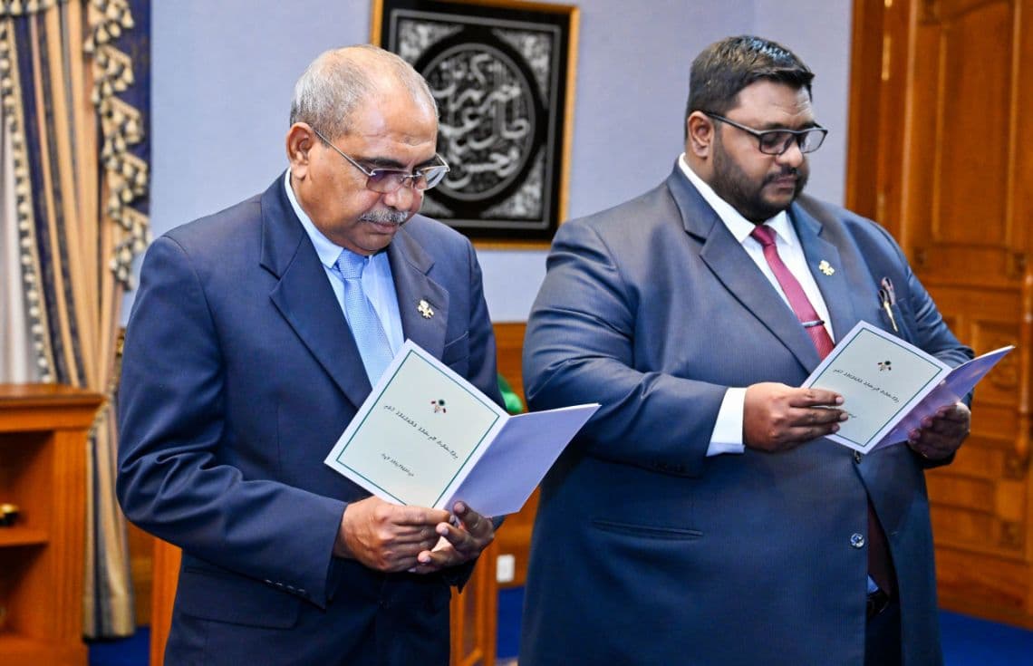ޒާހިދު އާއި ޞަލާޙް އީސީގެ މެމްބަރުކަމުގެ ހުވާ ކުރެއްވުމުގެ ތެރެއިން. / ފޮޓޯ: ރައީސް އޮފީސް