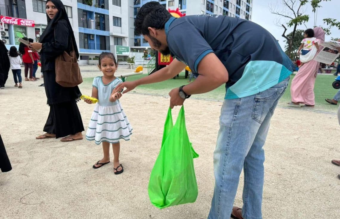 ޒަކާތު ހައުސްގެ ފަރާތުން ކުޑަކުއްޖަކަށް ހަދިޔާއެއް ދެނީ. / ފޮޓޯ: އިސްލާމިކް މިނިސްޓްރީ
