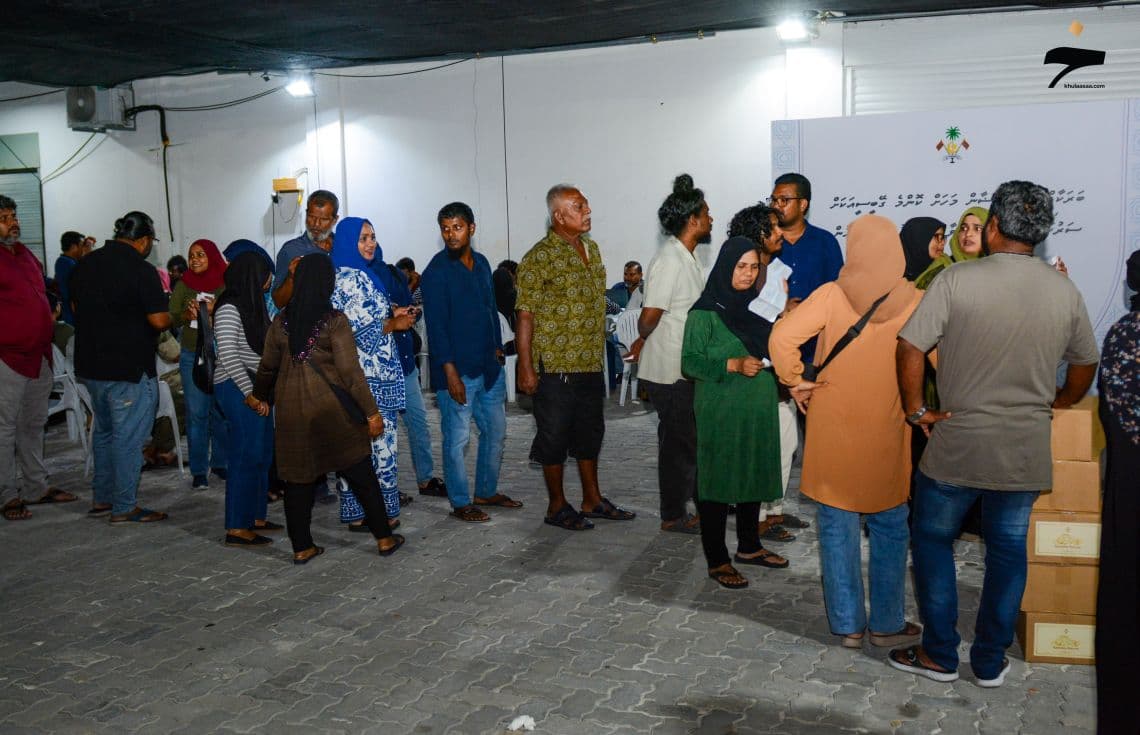 މަސްދަޅު ކޭސް ހޯދުމަށް ކިއޫ ހަދާފައި. / ފޮޓޯ: ޚުލާސާ
