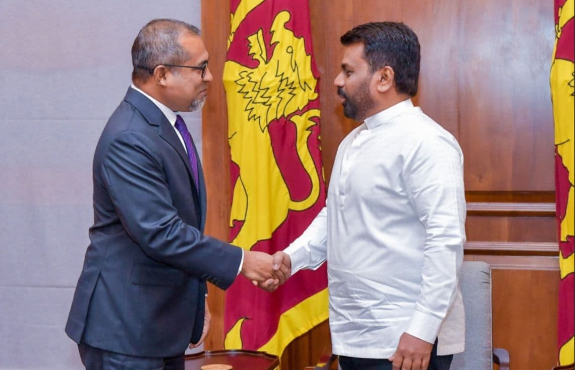 ފޮރިން މިނިސްޓަރު ޑރ. ޢަބްދުﷲ ޚަލީލް، ސްރީލަންކާގެ ރައީސް އަނޫރާ ކުމާރާ ޑިސަނަޔަކައާއެކު.