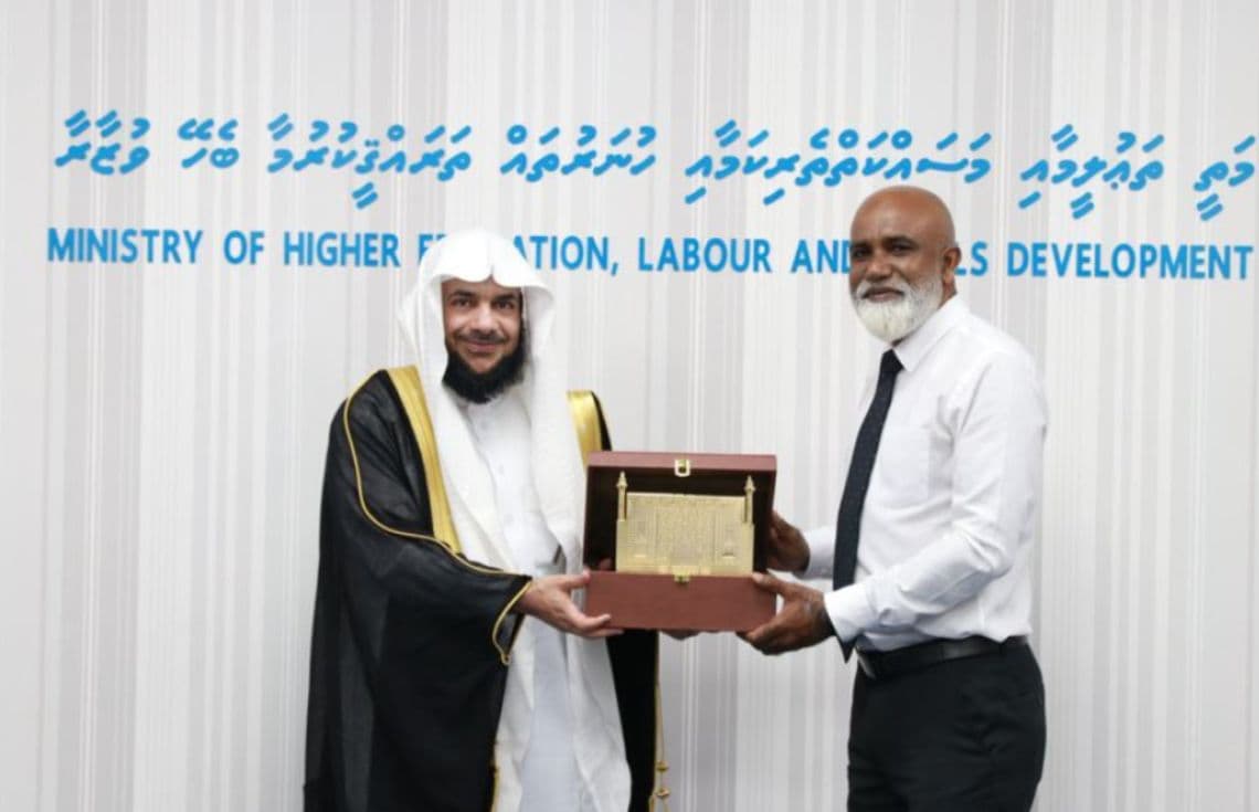 ދިވެހިރާއްޖޭގައި ޢަރަބި ބަސް އުނގަންނައިދޭ މަޢުހަދެއް ޤާއިމްކުރުމަށް މަތީ ތަޢުލީމާއި ބެހޭ ވުޒާރާއާއެކު ވަނީ މަޝްވަރާކުރައްވާފައި. / ފޮޓޯ: ވުޒާރާ