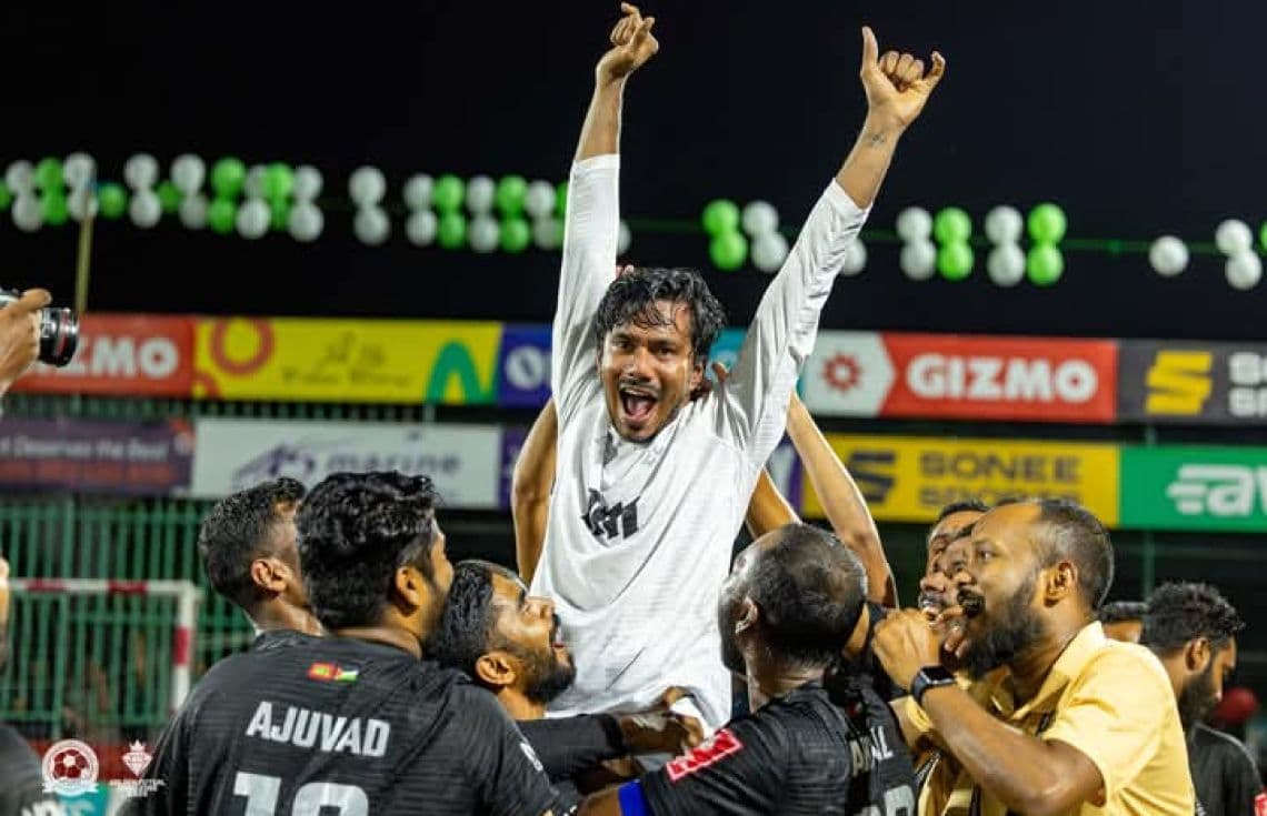ވާދޫ ބަލިކުރުމަށްފަހު ކާށިދޫ ޓީމު އުފާ ފާޅުކުރަނީ. / ފޮޓޯ: އިމޭޖަސް.އެމްވީ