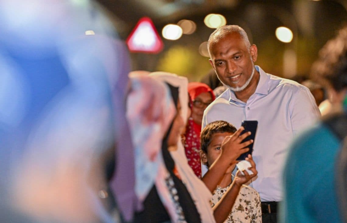 އަތޮޅުތަކަށް ކުރެއްވި ދަތުރުފުޅެއްގެ ތެރެއިން ކުޑަކުއްޖެއްގެ އެދުމުގެ މަތިން ރައީސުލްޖުމްހޫރިއަޔާ ޑރ. މުޢިއްޒު އެކުއްޖާ އާއި އެކު ސެލްފީއަކަށް ހުއްޓިވަޑައިގެން - ރައީސް މިއަދު ވަޑައިގަންނަވާނީ ދ. އަތޮޅަށް / ފޮޓޯ: ޚުލާޞާ