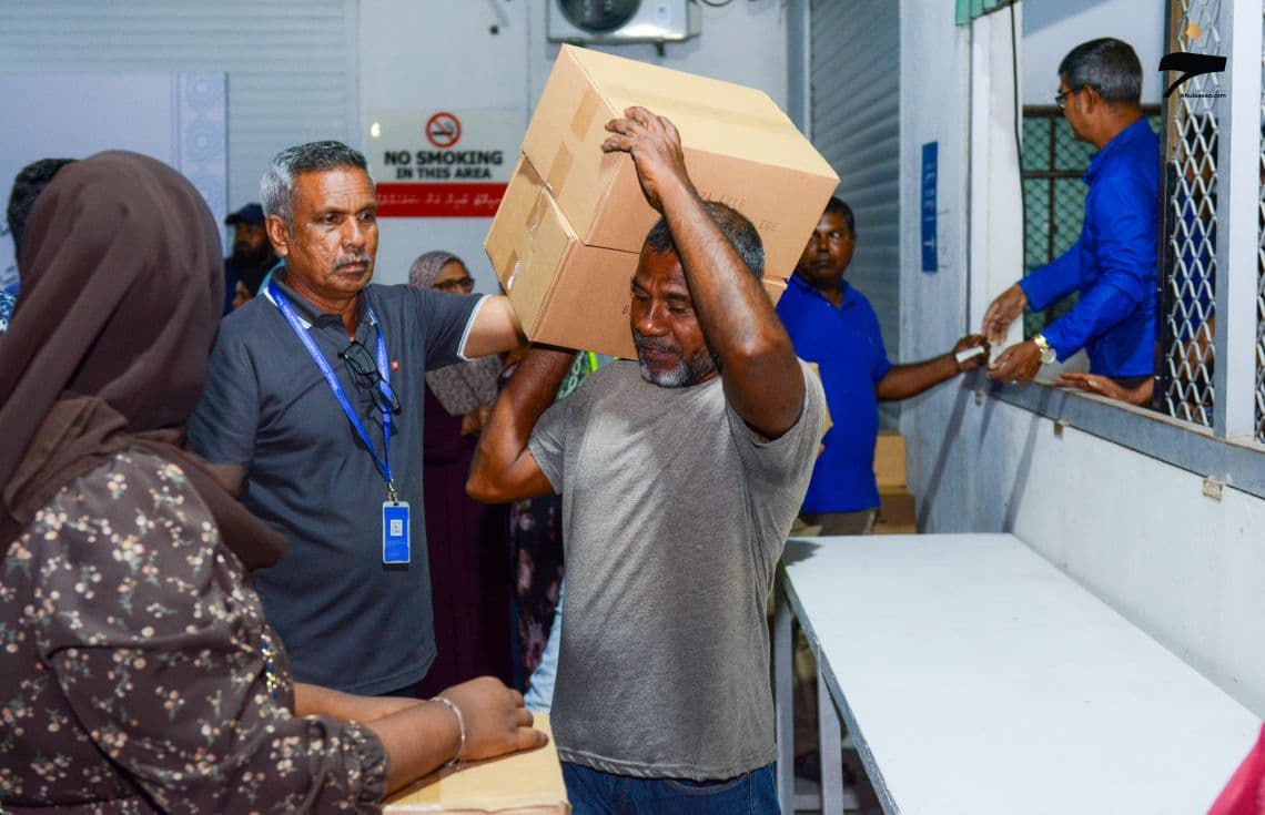 މާލޭގައި މަސްދަޅު ކޭސް ދޫކުރުން. / ފޮޓޯ: ޚުލާސާ