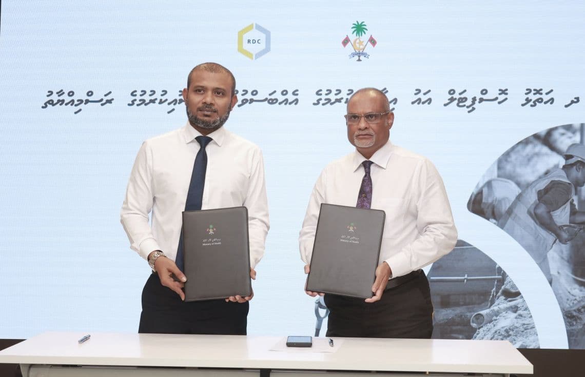 ދ. އަތޮޅު ހޮސްޕިޓަލުގެ އައު ޢިމާރާތްކުރުމަށް އެއްބަސްވުމުގައި ސޮއިކުރުން. / ފޮޓޯ: ސިއްޙަތާއި ބެހޭ ވުޒާރާ