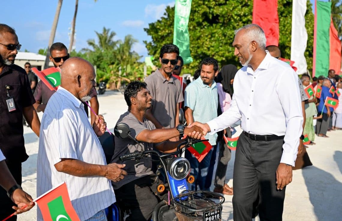 ރައީސުލްޖުމްހޫރިއްޔާ ޑރ. މުޙައްމަދު މުޢިއްޒު ކުޑަހުވަދޫއަށް ވަޑައިގަތުން. / ފޮޓޯ: ރައީސް އޮފީސް