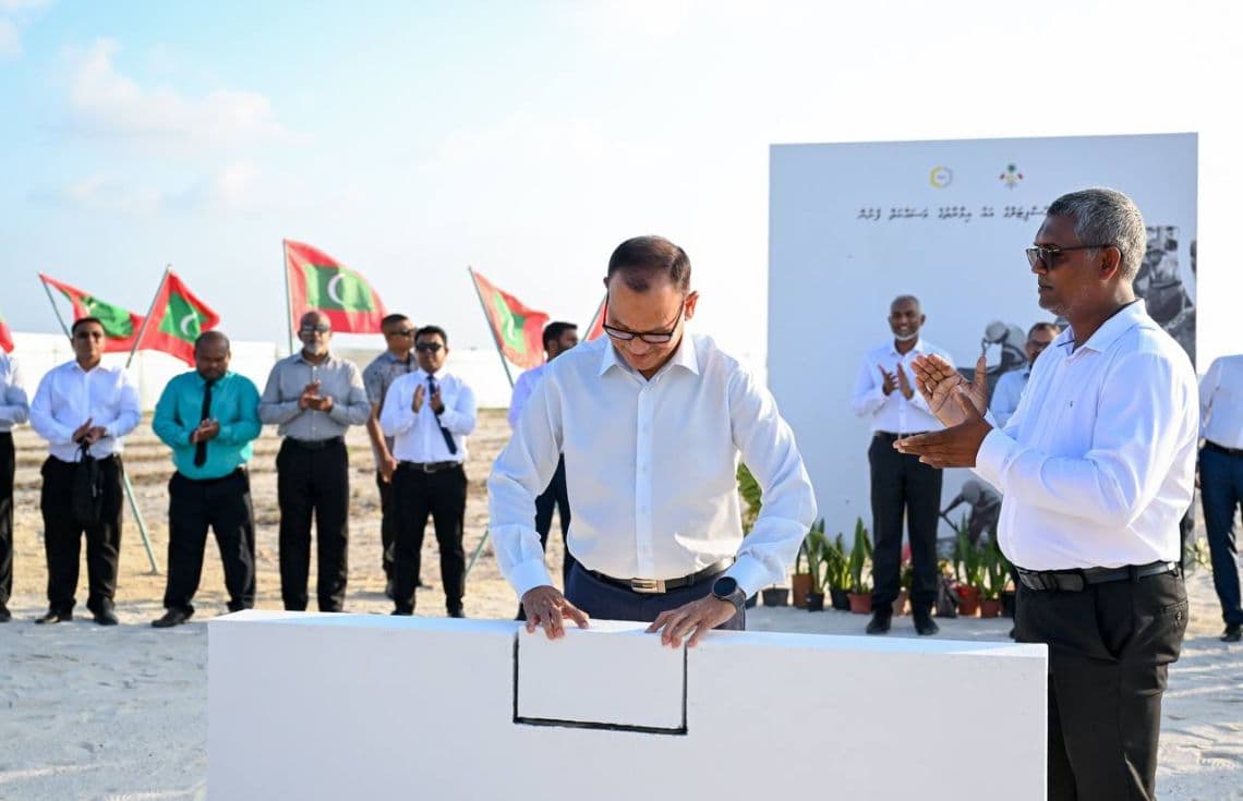 ދ. އަތޮޅު ހޮސްޕިޓަލުގެ އައު ޢިމާރާތުގެ ބިންގާ އެޅުން. / ފޮޓޯ: ރައީސް އޮފީސް