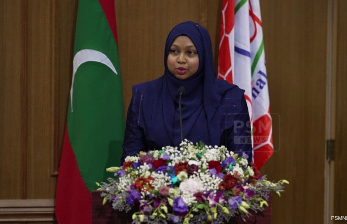އެކްސެލް އިންޓަނޭޝަނަލް ސްކޫލުގެ ދަރިވަރުން ދަސްވެނިވުމުގެ ރަސްމިއްޔާތުގައި އަފްރީން ވާހަކަފުޅުދައްކަވަނީ. / ފޮޓޯ: ރައީސް އޮފީސް