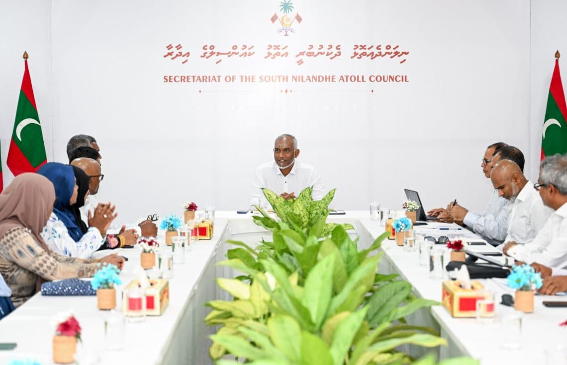 ނިލަންދެއަތޮޅު ދެކުނުބުރީ އަތޮޅު ކައުންސިލްގެ އިދާރާގައި ރައީސްއާއިއެކު ބޭއްވި ބައްދަލުވުމުގެ ތެރެއިން. / ފޮޓޯ: ރައީސް އޮފީސް