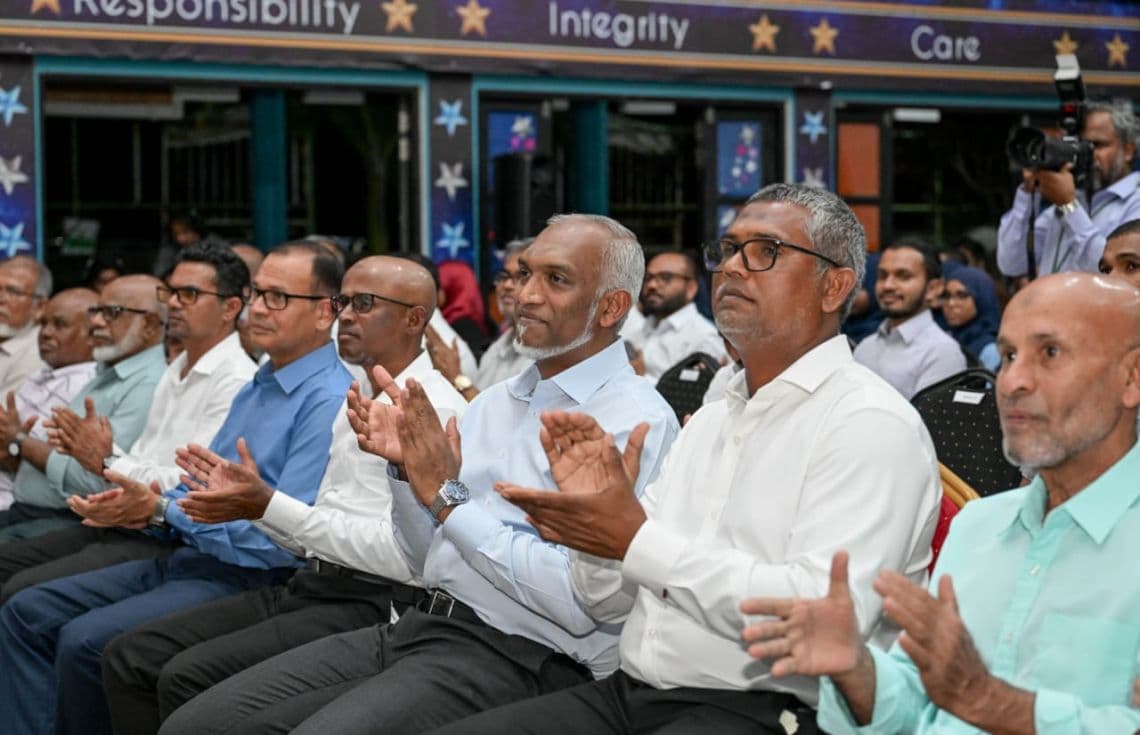 ކުޑަހުވަދޫ ޕޯޓް އެއްބަސްވުމުގެ ރަސްމިއްޔާތުގައި ރައީސް ޑތ. މުޢިއްޒު އާއި ކުޑަހުވަދޫ ކުރީގެ އިސްވެރިންނާއި ރައްޔިތުން އަތްތިލަބަޑި ޖައްސަވަނީ: ރައީސް ވިދާޅުވީ މި ދައުރުގައި ޕޯޓުގެ ޚިދުމަތް ދެވޭނެ ކަމަށް.