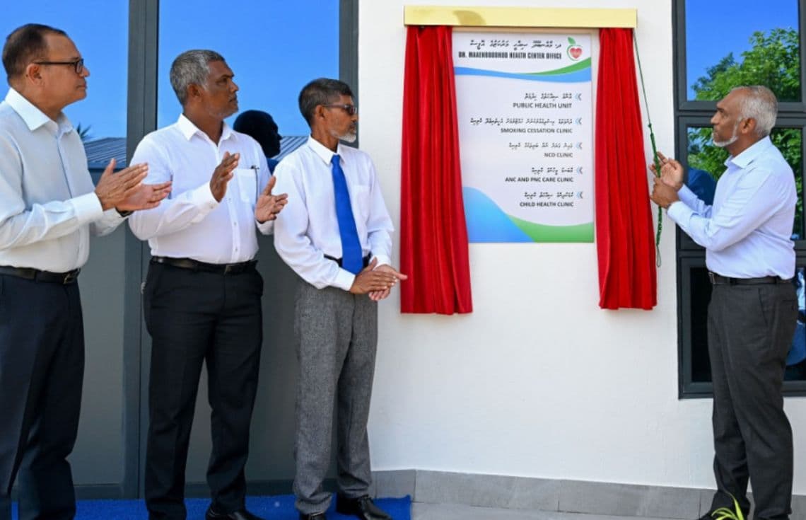 ދ. މާއެނބޫދޫ ސިއްޙީ މަރުކަޒުގެ އައު ޢިމާރާތް ރައީސް ޑރ. މުޢިއްޒު ހުޅުވައިދެއްވަނީ.
