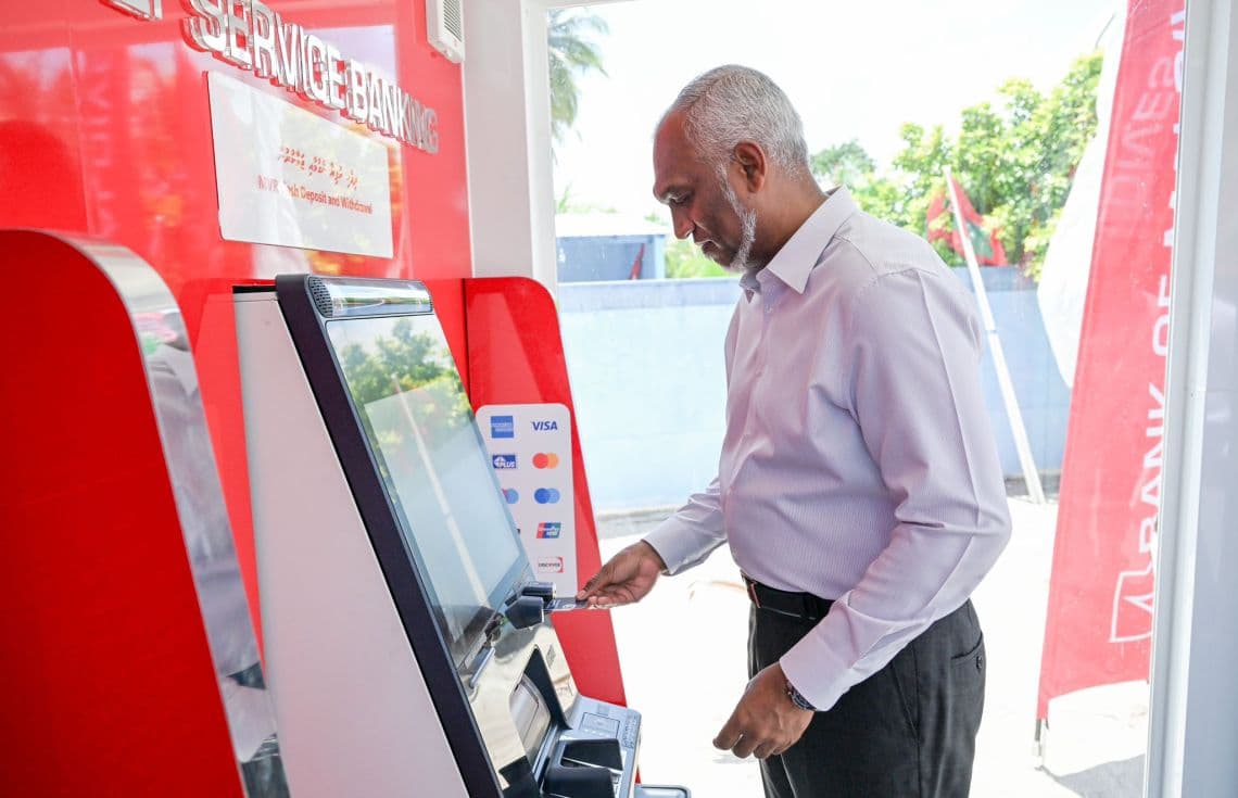 ބަނޑިދޫގައި ބީއެމްއެލް އޭޓީއެމް ޚިދުމަތް ރައީސް އިފުތިތާހުކޮށްދެއްވުން/ ފޮޓޯ: ރައީސް އޮފީސް