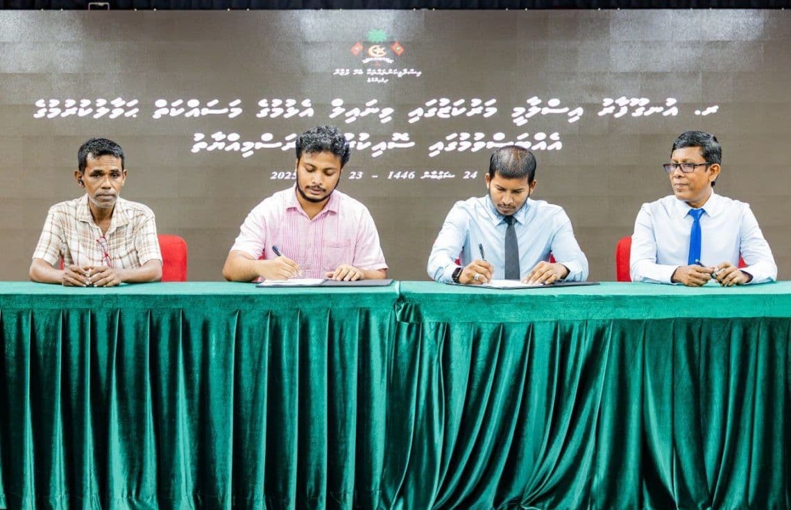 އުނގޫފާރު އިސްލާމީ މަރުކަޒުގައި ވިނައިލް އެޅުމަށް ޕްރޮކްސީއާ ހަވާލުކުރުން. / ފޮޓޯ: އިސްލާމީ ކަންތައްތަކާ ބެހޭ ވުޒާރާ