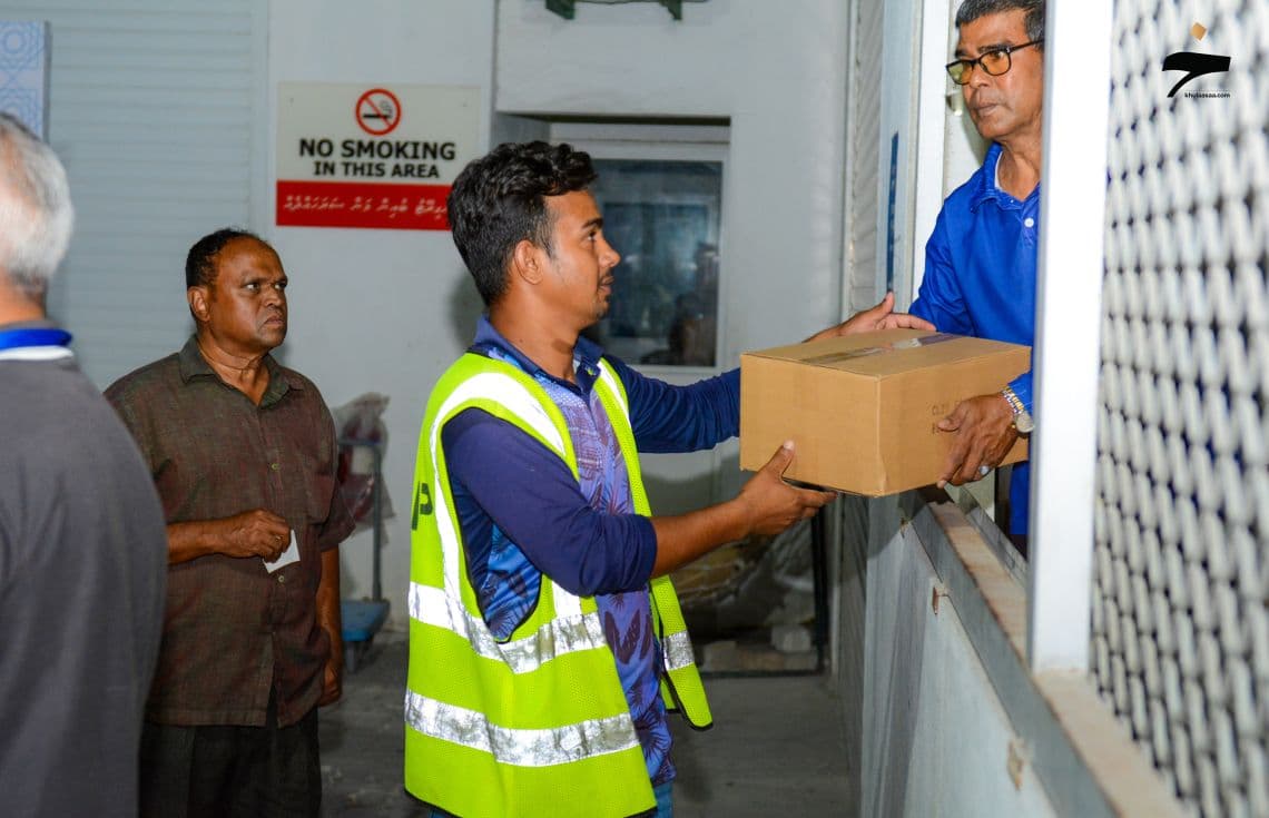 ރަމަޟާން މަހަށް ސަރުކާރުން ހަދިޔާކުރާ މަސްދަޅު ކޭސް ބެހުން. / ފޮޓޯ: ޚުލާސާ