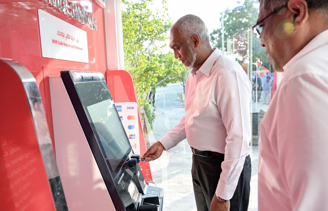 މީދޫގައި ޤާއިމްކުރި އޭޓީއެމްގެ ޚިދުމަތް ރައީސް އިފްތިތާޙްކޮށްދެއްވުން. / ފޮޓޯ: ރައީސް އޮފީސް