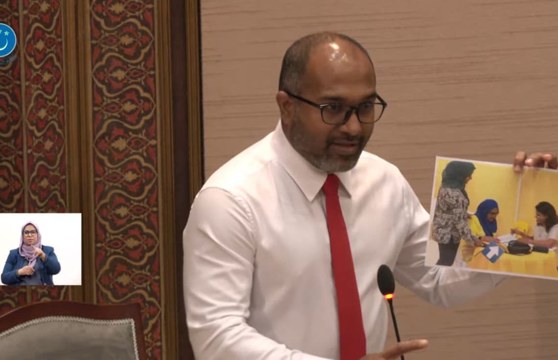 ވަޒާިރު އިހްސާން، މެޑަމް ފަޒުނާ ޑީއެންއާރު ޑާޓާ ބޭސް ބޭނުންކުރާ ފޮޓޯއެއް މަޖިލީހުގައި ދައްކާލަނީ.