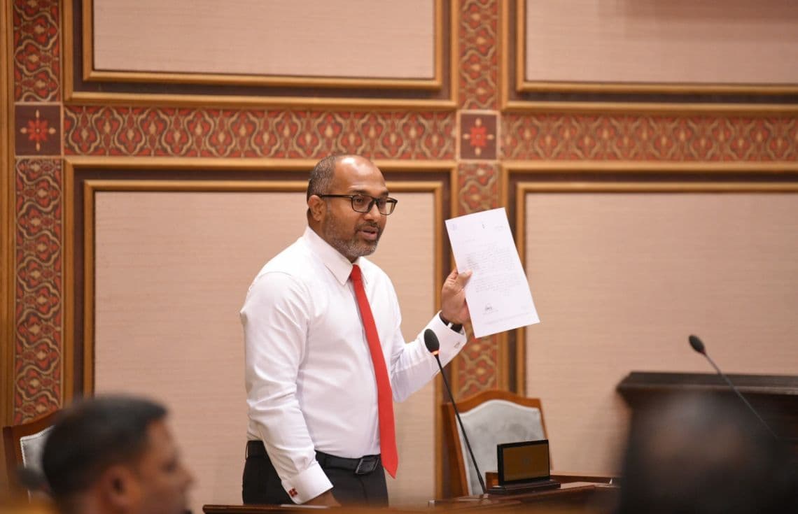 ހޯމްމިނިސްޓަރު ޢަލީ އިޙްސާން، އެމްޑީޕީން ހެދި ގޯސްތައް ރައްޔިތުންގެ މަޖިލީހުގައި ހާމަކޮށްދެއްވުމުގައި ސާބިތުވެ / ފޮޓޯ: މަޖިލިސް