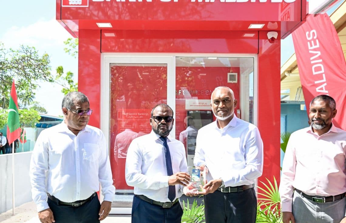 ރިނބުދޫގައި ސެލްފް ސާވިސް އޭޓީއެމްގެ ޚިދުމަތް ފަށުމުގެ ރަސްމިއްޔާތު/ ފޮޓޯ: ރައީސް އޮފީސް