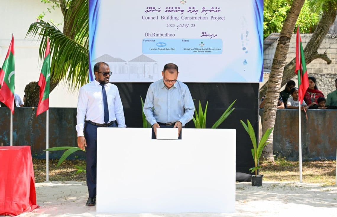 ރިނބުދޫ ރަށު ކައުންސިލް އިދާރާގެ އައު ޢިމާރާތުގެ ބިންގާ އެޅުން. / ފޮޓޯ: ރައީސް އޮފީސް