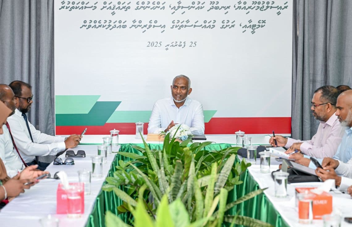 ރިނބުދޫ ކައުންސިލާއި އ.ތ.މ ކުރާ ކޮމިޓީއާ ރައީސް ބައްދަލުކުރެއްވުން. / ފޮޓޯ: ރައީސް އޮފީސް
