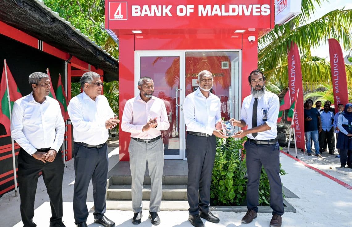 ހުޅުދެލީގައި އަލަށް ޤާއިމްކުރި ބީއެމްއެލް އޭޓީއެމް ޚިދުމަތް އިފްތިތާޙްކުރުން. / ފޮޓޯ: ރައީސް އޮފީސް