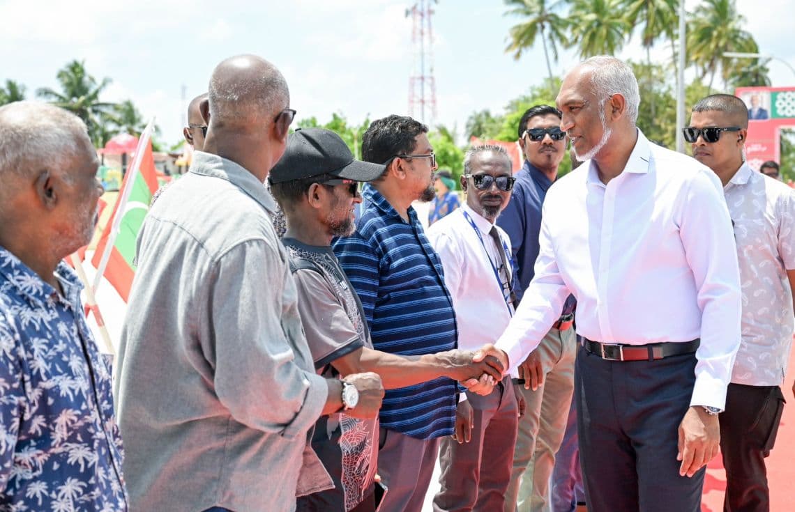 ދ. އަތޮޅަށް ކުރެއްވި ދަތުރުފުޅުގައި ރައީސް ހުޅުދެއްޔަށް ވަޑައިގަތުން. / ފޮޓޯ: ރައީސް އޮފީސް