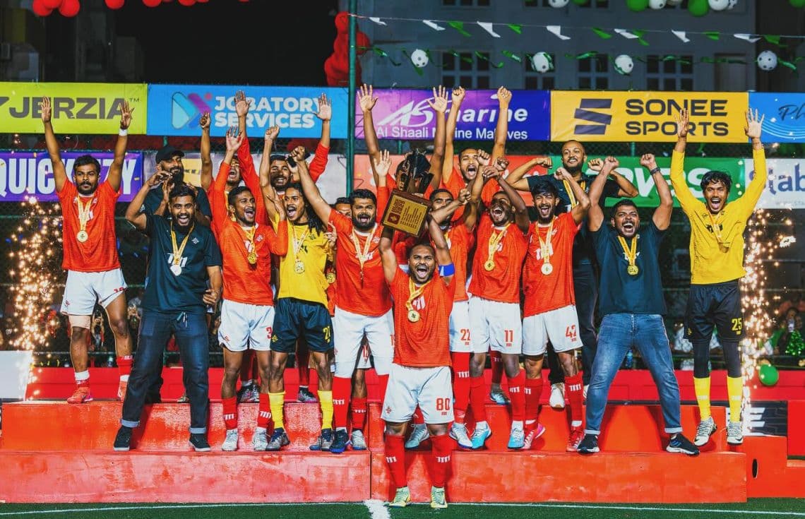ކާށިދޫ ކުޅުންތެރިން ގޯލްޑަން ފުޓްސަލް ޗެލެންޖް 2025 ގެ ތައްޓާއިއެކު / ފޮޓޯ: އިމޭޖްސް އެމްވީ.