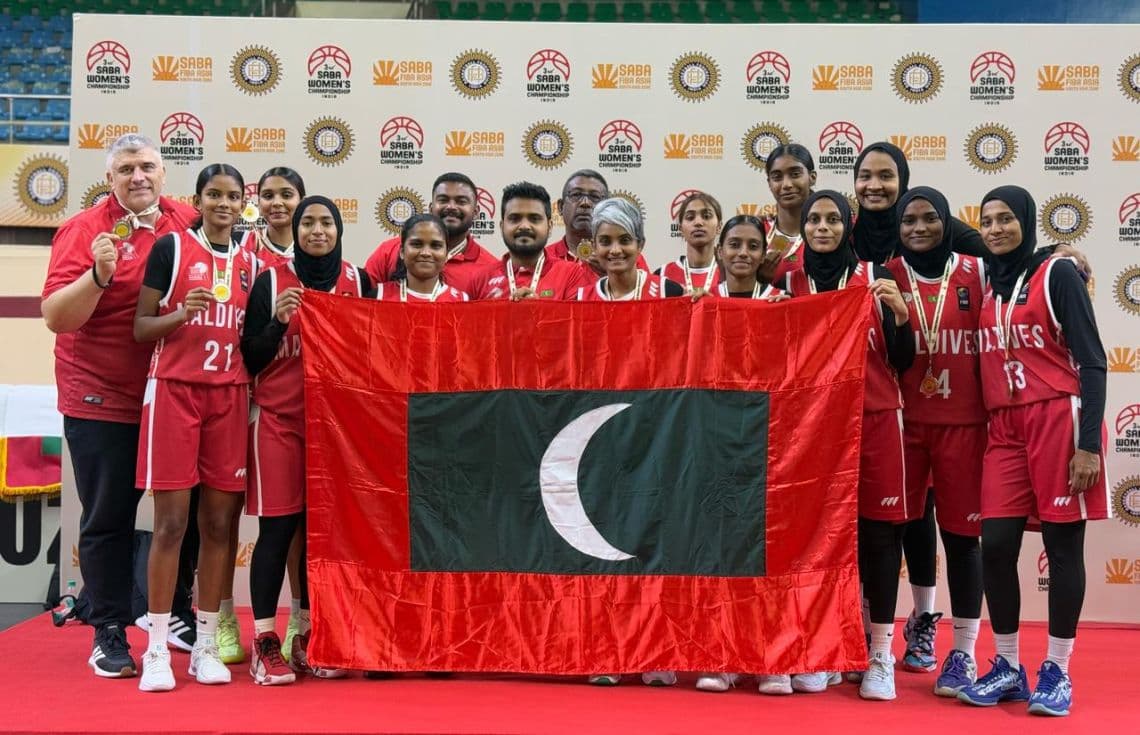 3 ވަނަ 'ސާބާ އަންހެން ބާސްކެޓް ބޯޅަ' މުބާރާތުން، ފުރަތަމަ ފަހަރަށް ދިވެހިރާއްޖެއަށް ރިހި މެޑަލް ހޯދައިދިން ޤައުމީ އަންހެން ބާސްކެޓްބޯޅަ ޓީމް.